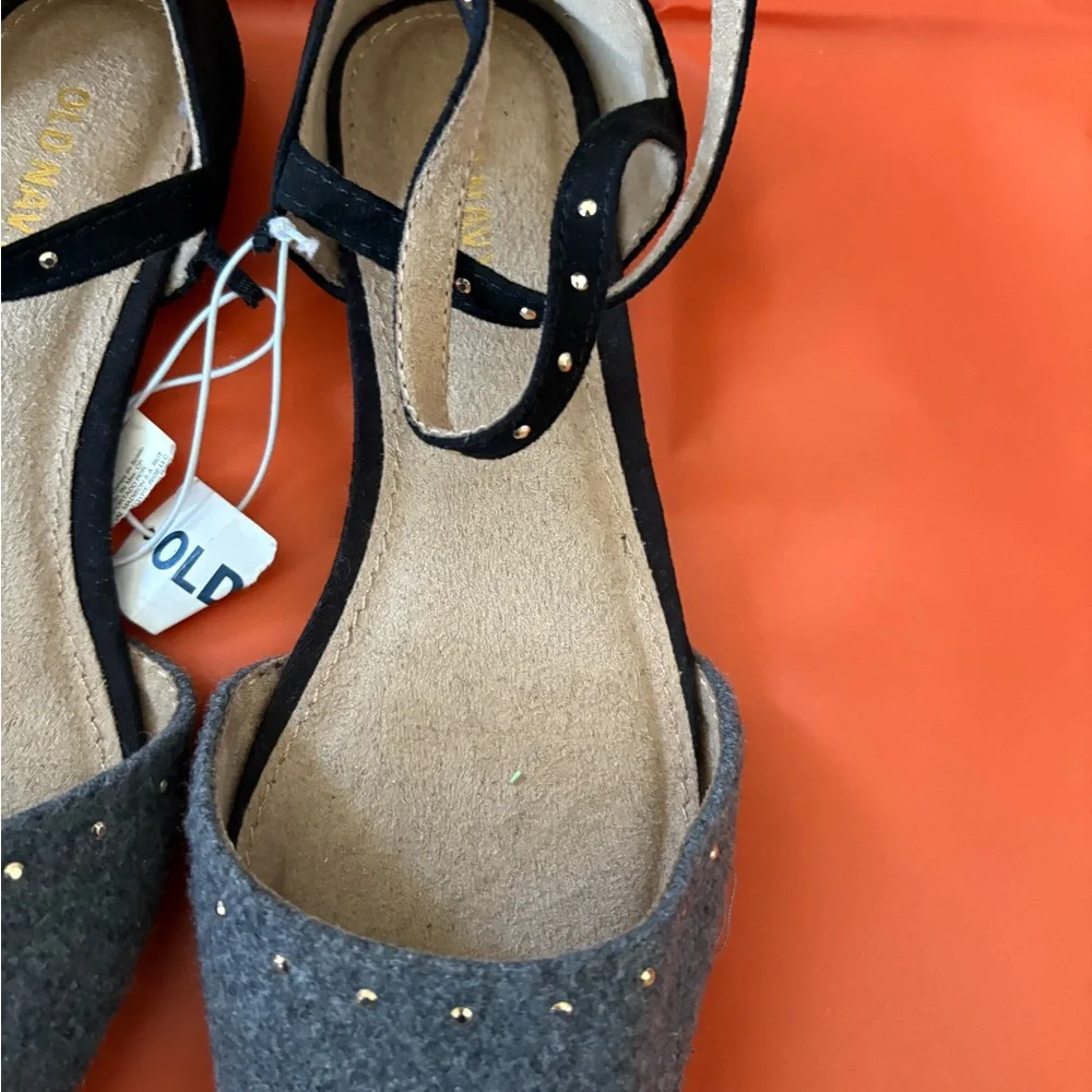 Old Navy Black and Gray Pointed Heels